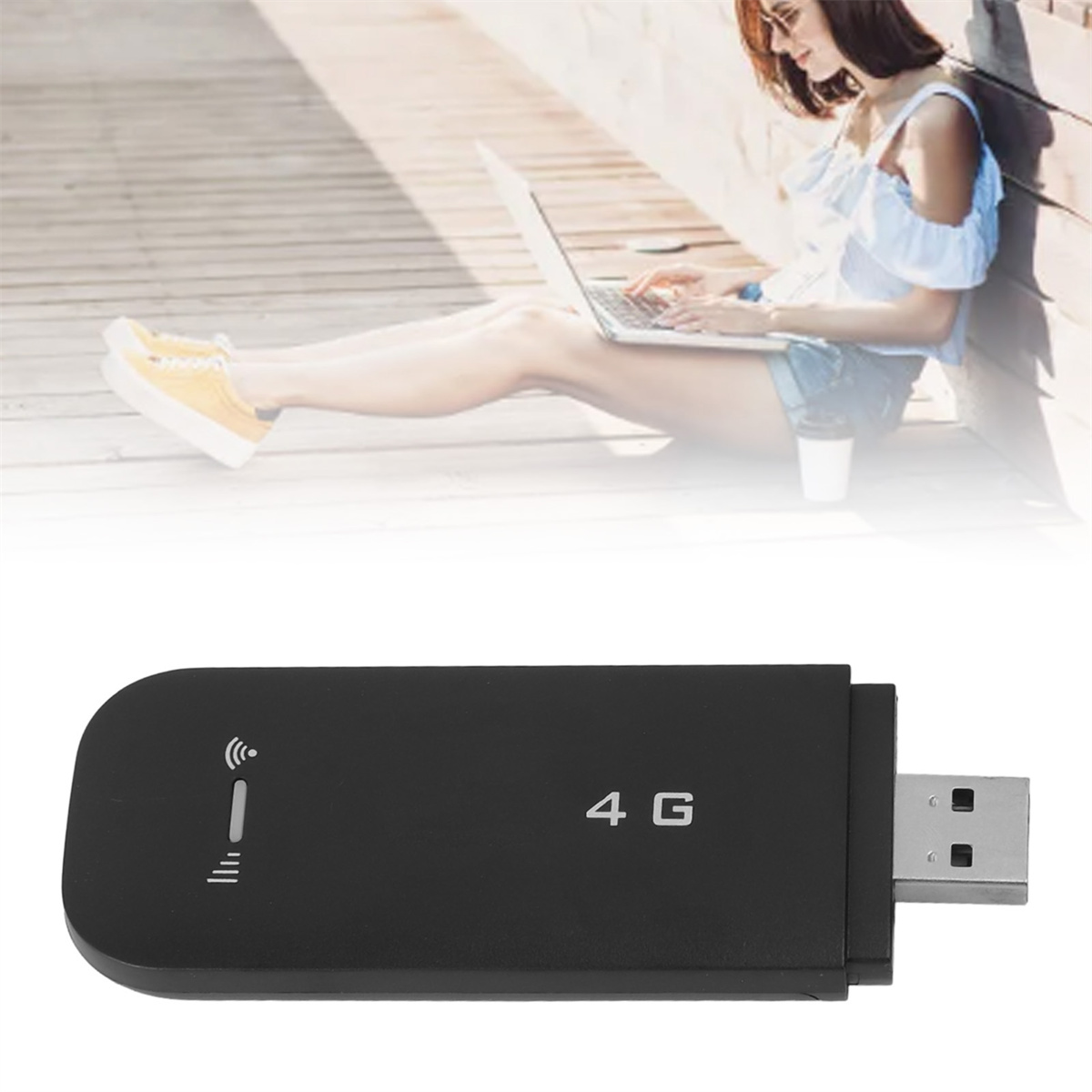Schwarzer 4G-USB-Modem mit einer Person, die im Hintergrund einen Laptop benutzt.