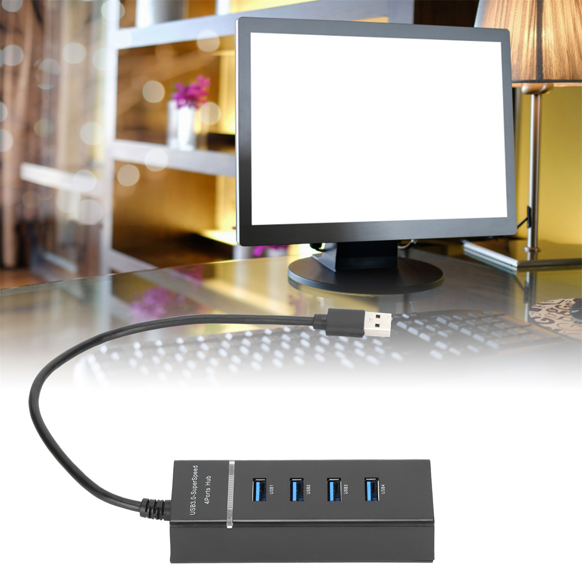 Ein Computermonitor mit leerem weißen Bildschirm, einem USB-Hub und einer Lampe auf einem Schreibtisch.