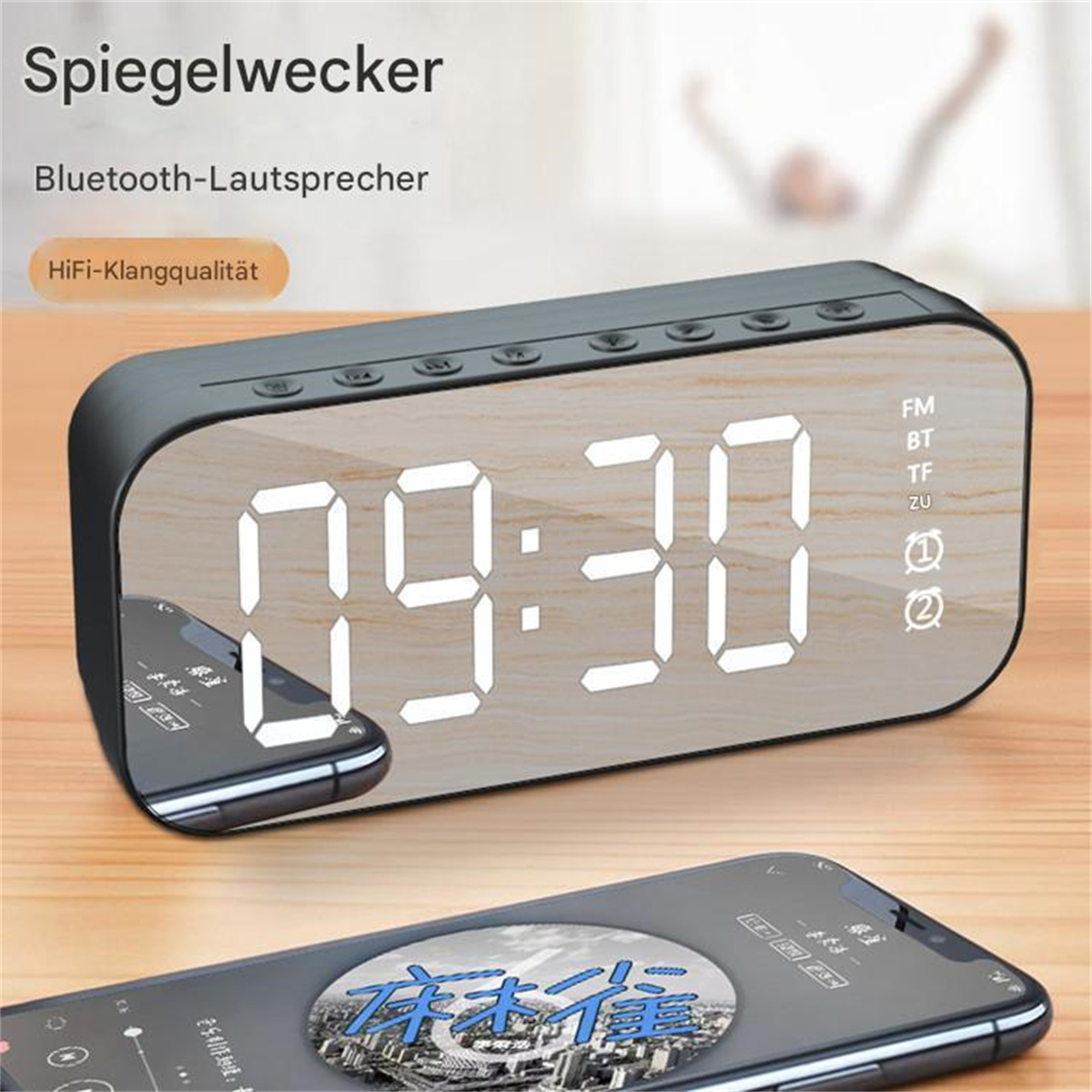 Digitaler Wecker mit einem Telefon, das Musik anzeigt. Weißer Hintergrund.