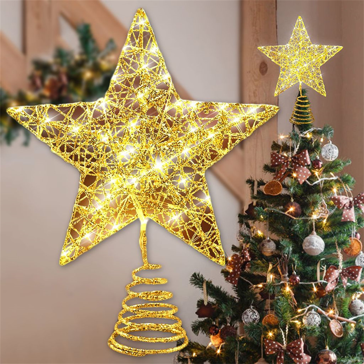 Ein Weihnachtsbaum mit goldenen Sternaufsätzen und Ornamenten, der sich in Innenräumen befindet.