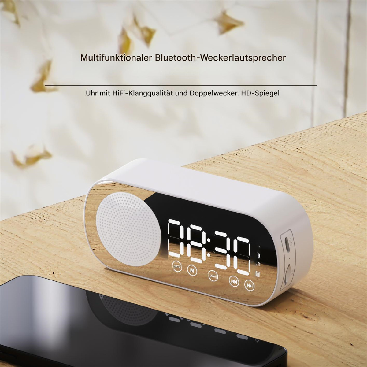 Weißer und silberner Digitalwecker mit Spiegelanzeige. Auf der Holzoberfläche liegt ein Telefon, darüber Text.