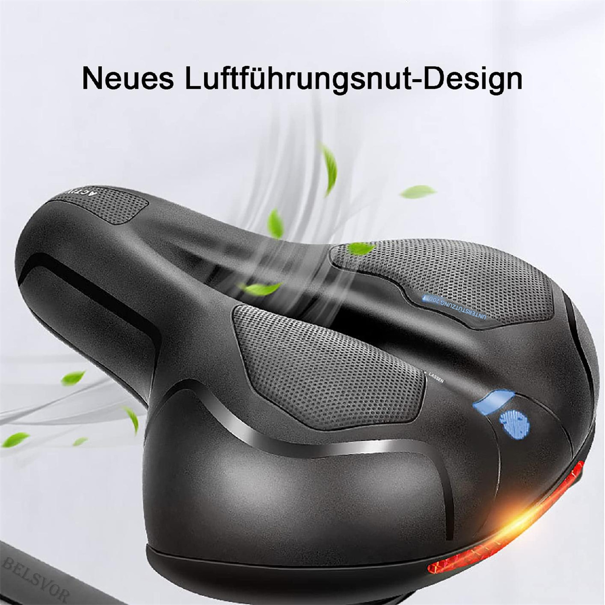 Schwarzer Fahrradsattel mit einzigartigem Luftschlitzdesign und Text, der auf einer Oberfläche liegt.