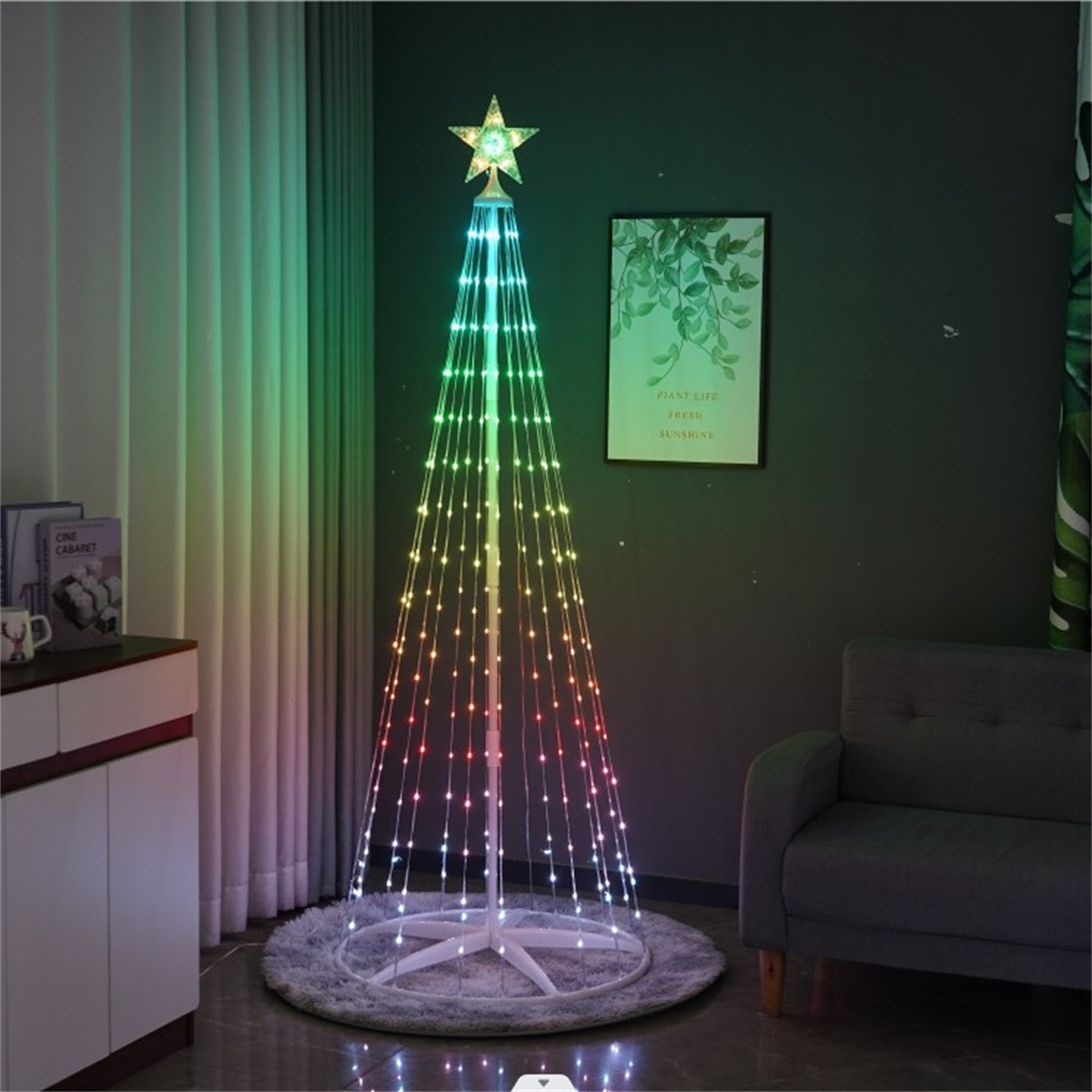 Ein beleuchteter Weihnachtsbaum aus Lichtern steht in einem Raum mit einem Stern oben drauf. Der Baum ist bunt.