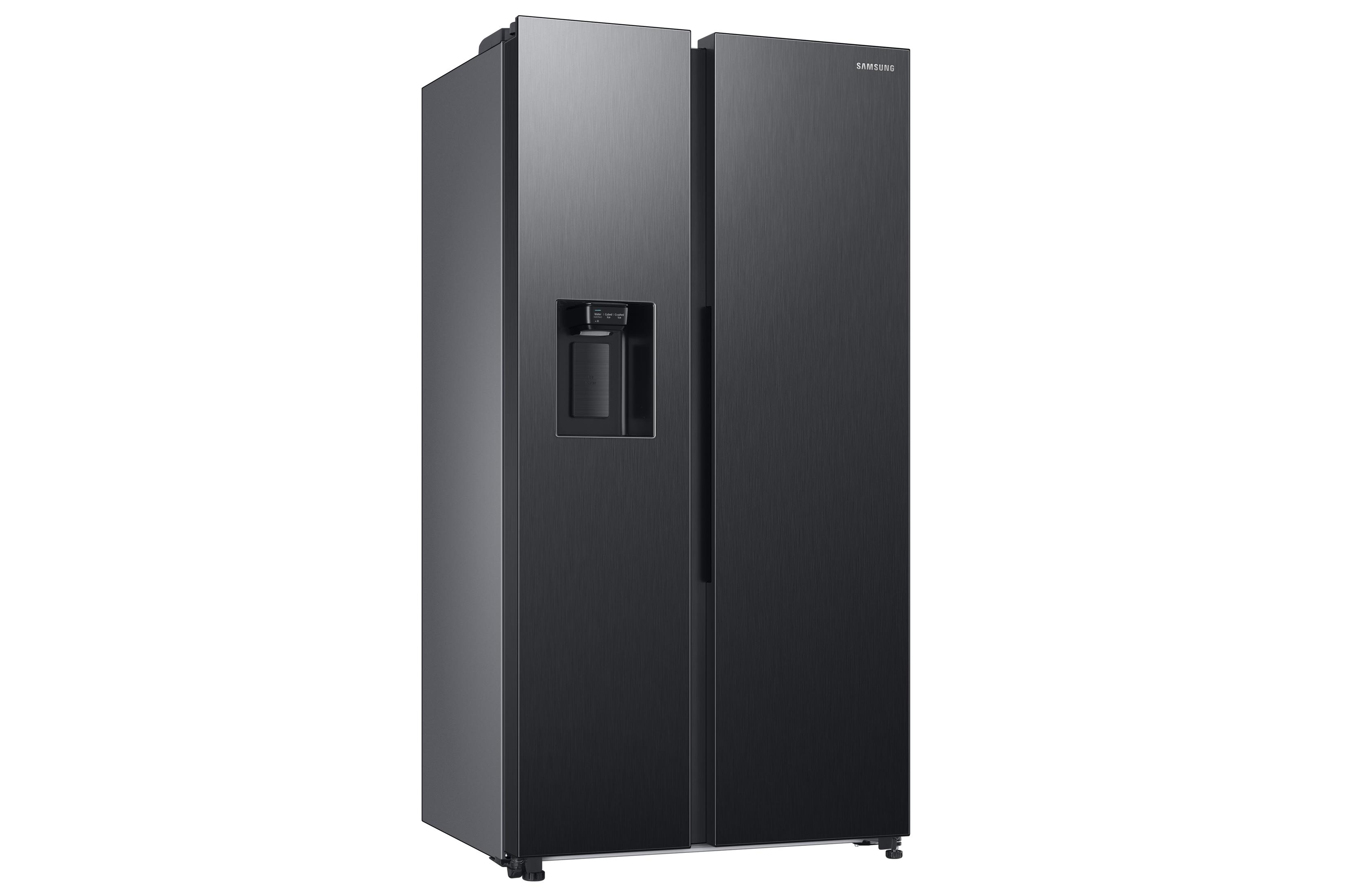 Ein schwarzer Samsung-Kühlschrank mit Side-by-Side-Türen, Wasserspender und weißem Hintergrund.