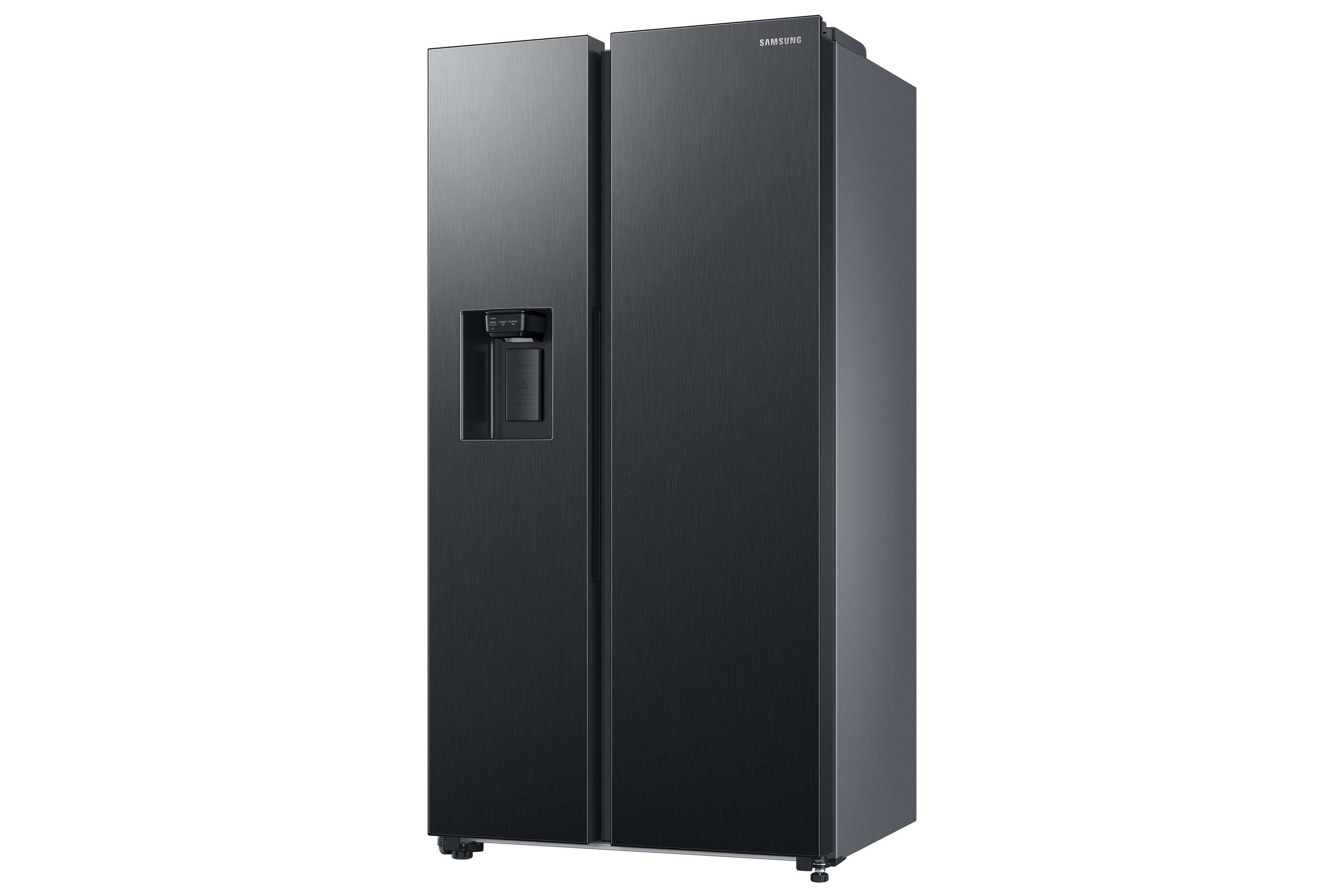 Ein schwarzer Side-by-Side-Kühlschrank mit Wasserspender, in einem hellen Raum.