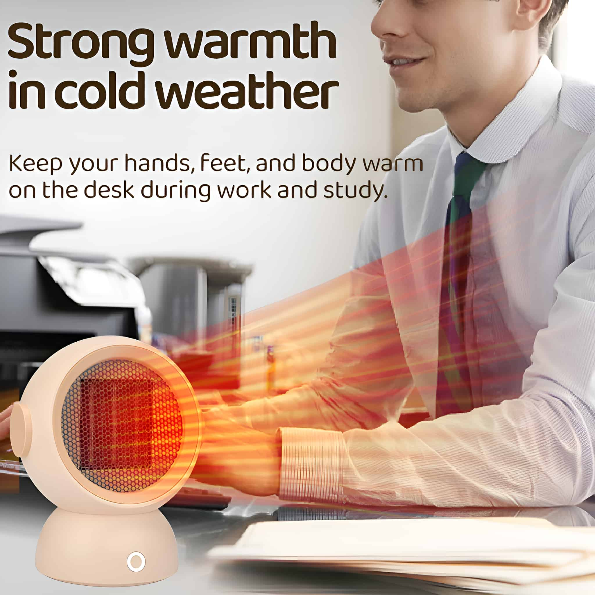 Ein kleiner beiger Heizlüfter steht auf einem Schreibtisch. Ein Mann arbeitet an einem Computer.