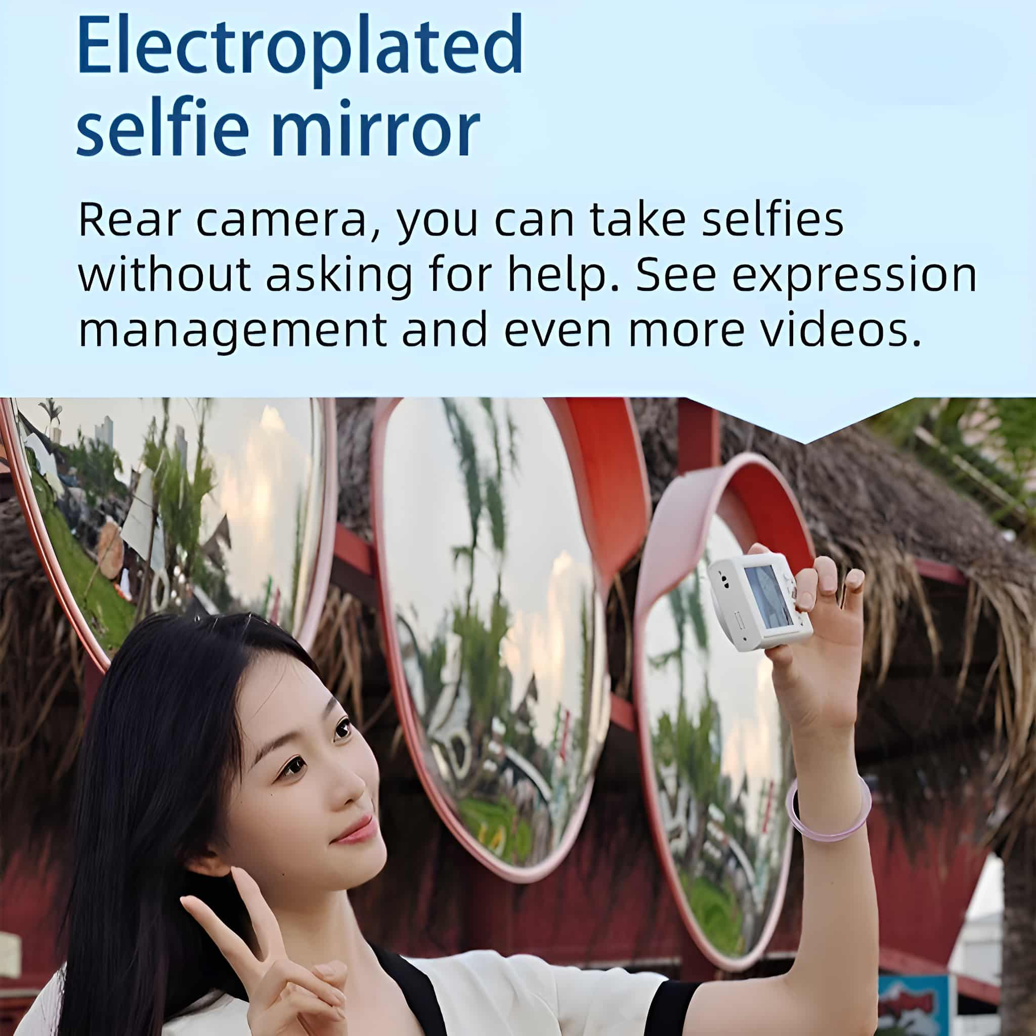 Frau macht Selfie mit Selfie-Spiegel. Drei Spiegel sind auf sonnigem Hintergrund sichtbar.