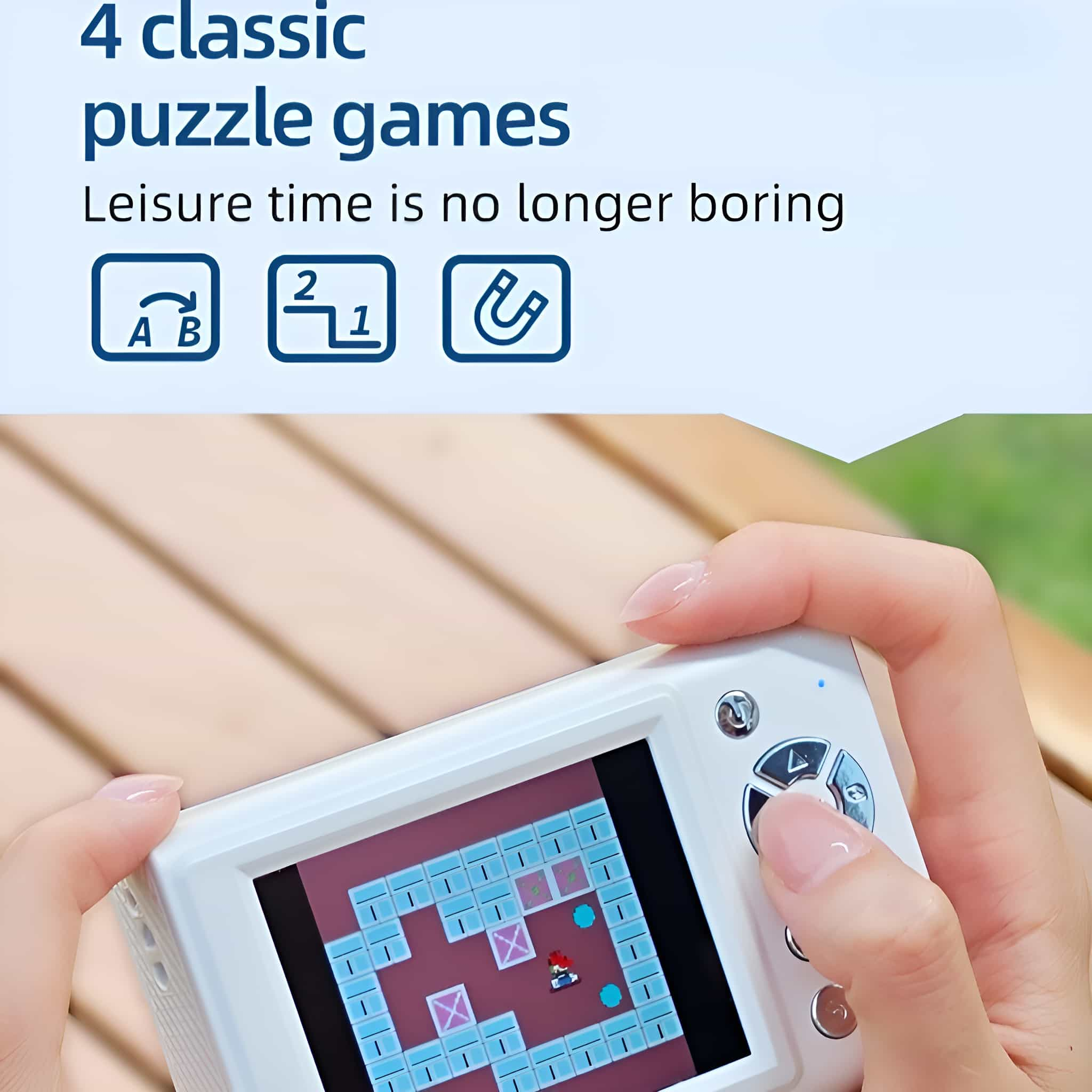 Hand spielt ein Labyrinthspiel auf einer Handheld-Konsole. Oben vier klassische Puzzlespiel-Symbole.