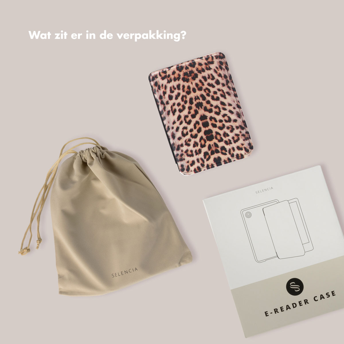 Un étui de liseuse à imprimé léopard et un sac beige à cordon sont sur une surface beige, à côté d'une boîte blanche.