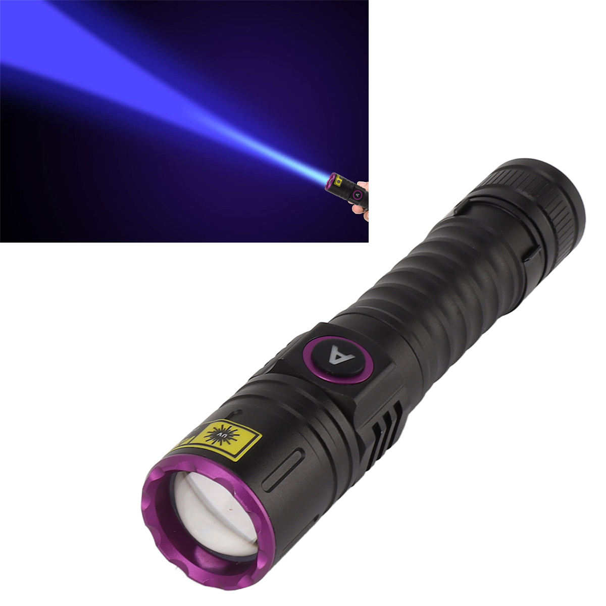 Schwarze Taschenlampe mit lila Akzenten. Ein blauer Strahl wird aus dem Kopf projiziert. Eine Fernbedienung wird im Hintergrund gehalten.