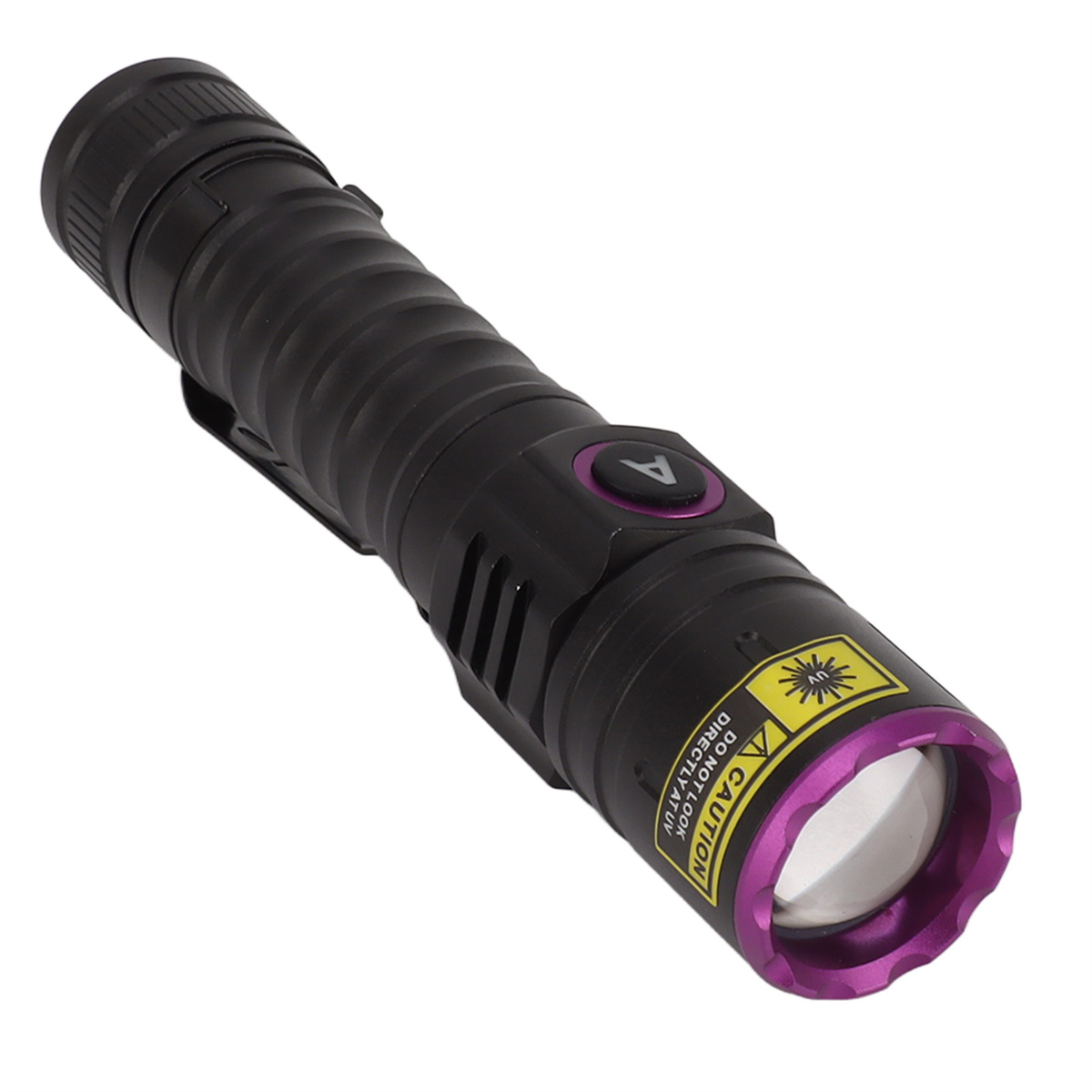 Schwarz-violette Taschenlampe. Ein Knopf und ein Warnhinweis sind sichtbar.