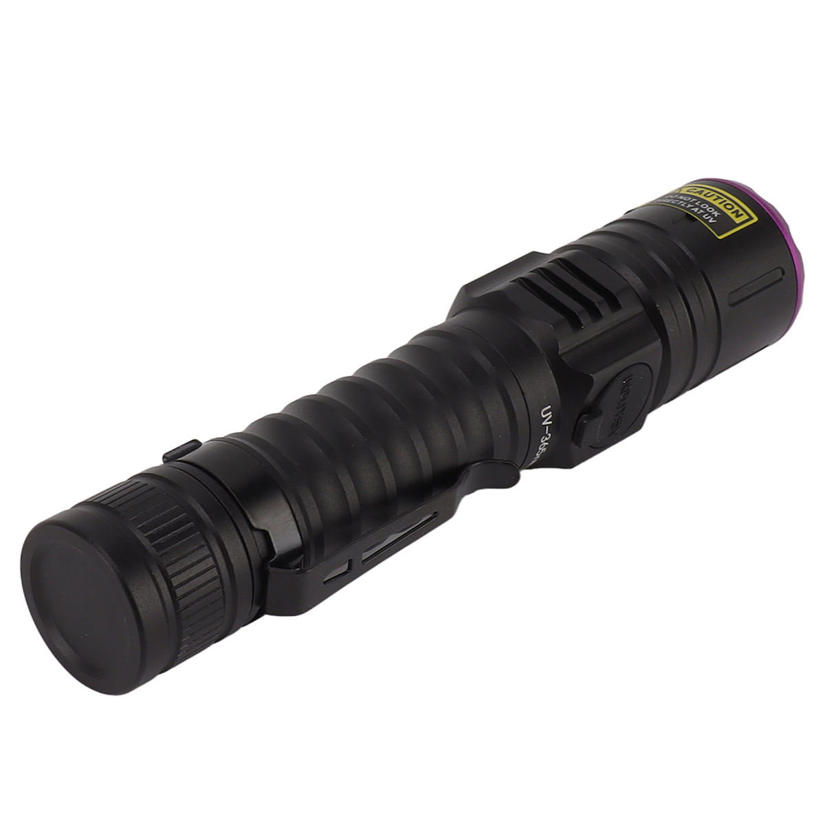 Schwarze UV-Taschenlampe. Sie hat einen strukturierten Griff, einen Clip und ein violettes Licht emittierendes Ende.