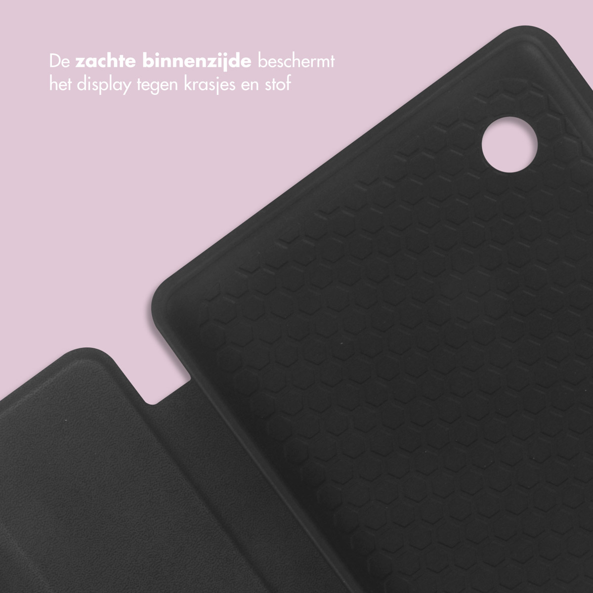 Gros plan sur une étui de tablette noir, avec un message texte en haut.