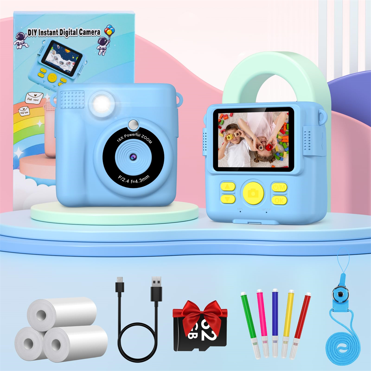 Blaues Sofortbildkamera-Set mit Zubehör: Filmrollen, USB-Kabel, SD-Karte, Stifte, Gurt.