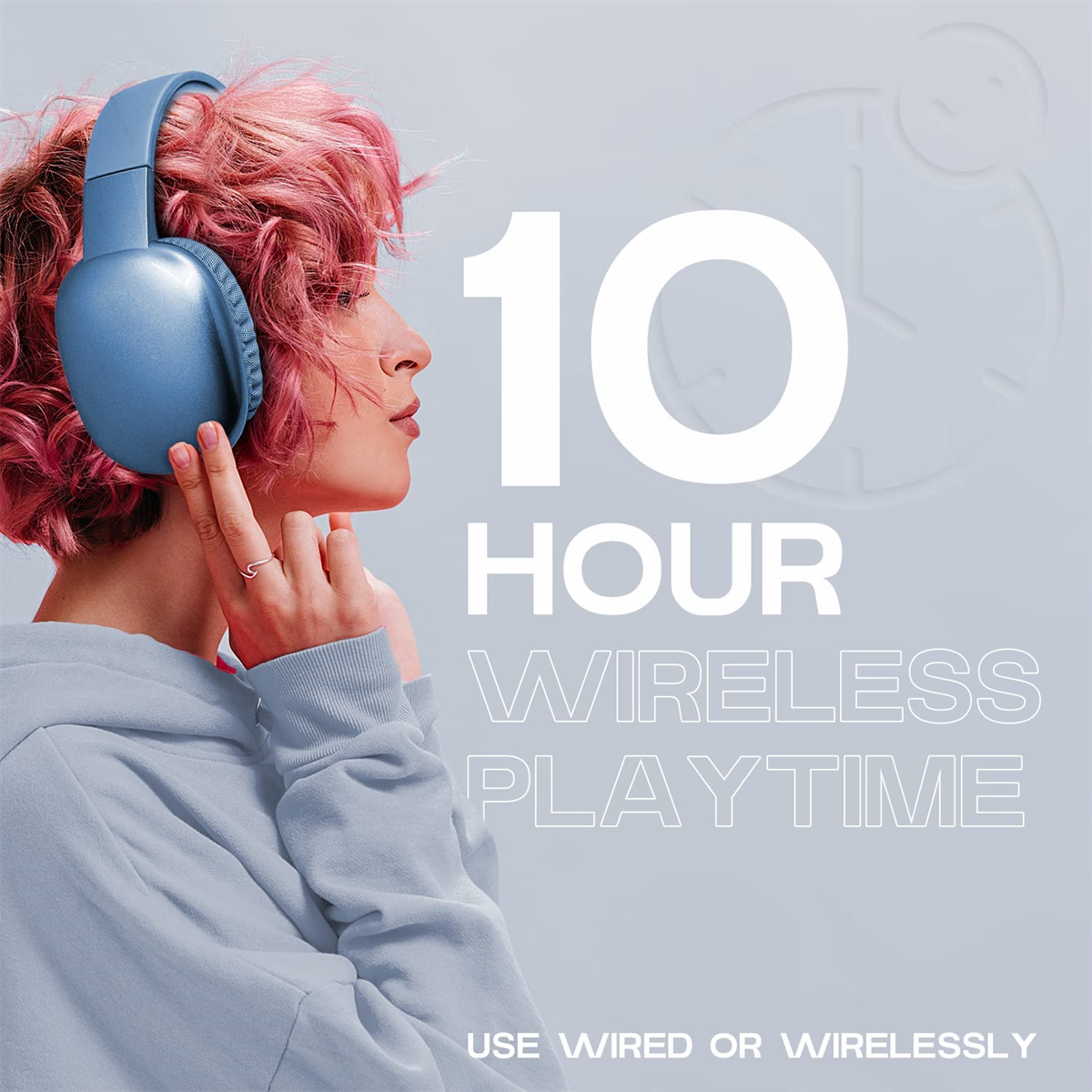 Frau mit pinken Haaren trägt blaue Kopfhörer. Text: 10 STUNDEN WIRELESS PLAYTIME. Verwenden Sie kabelgebunden oder kabellos.