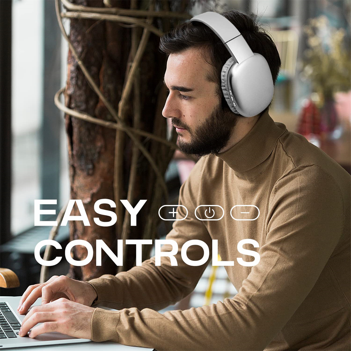 Mann mit weißen Kopfhörern benutzt einen Laptop. Text: EASY CONTROLS mit Symbolen.
