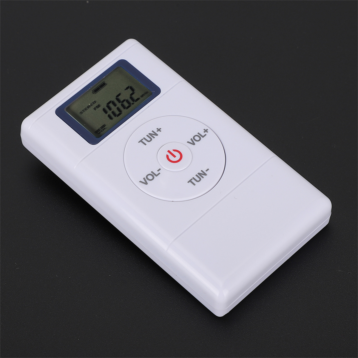 Eine weiße Radio-Fernbedienung mit Knöpfen und einem Display mit '106.2'.