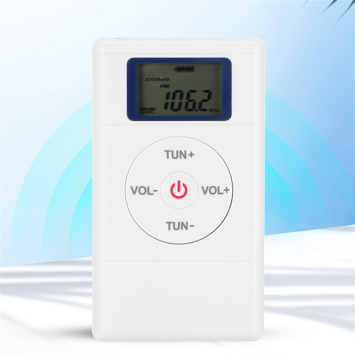 Ein weißes tragbares Radio mit Digitalanzeige, die die Frequenz 106,2 MHz anzeigt.