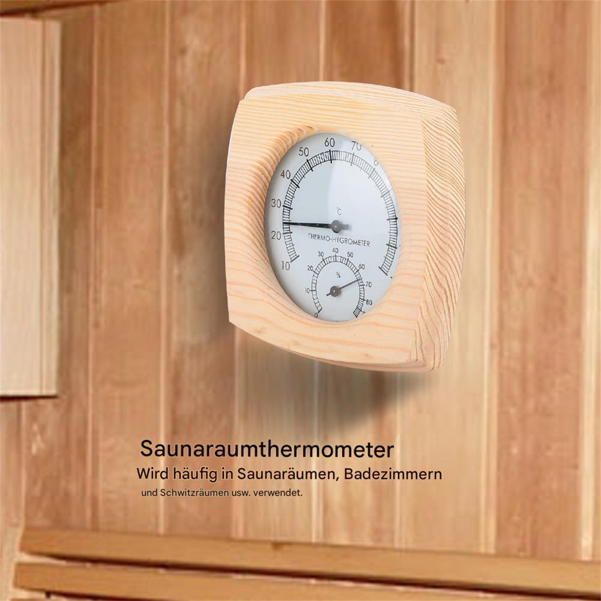 Ein Holz-Saunathermometer an einer Holzwand. Das Thermometer zeigt Temperatur- und Feuchtigkeitswerte an.