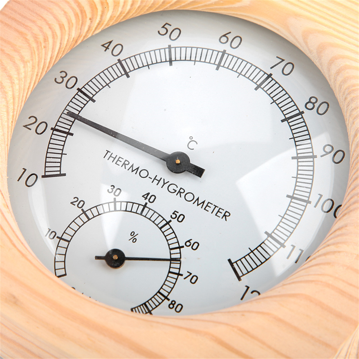 Thermo-Hygrometer mit zwei Zifferblättern, Temperatur und Feuchtigkeit. Holzrahmen umgibt es.