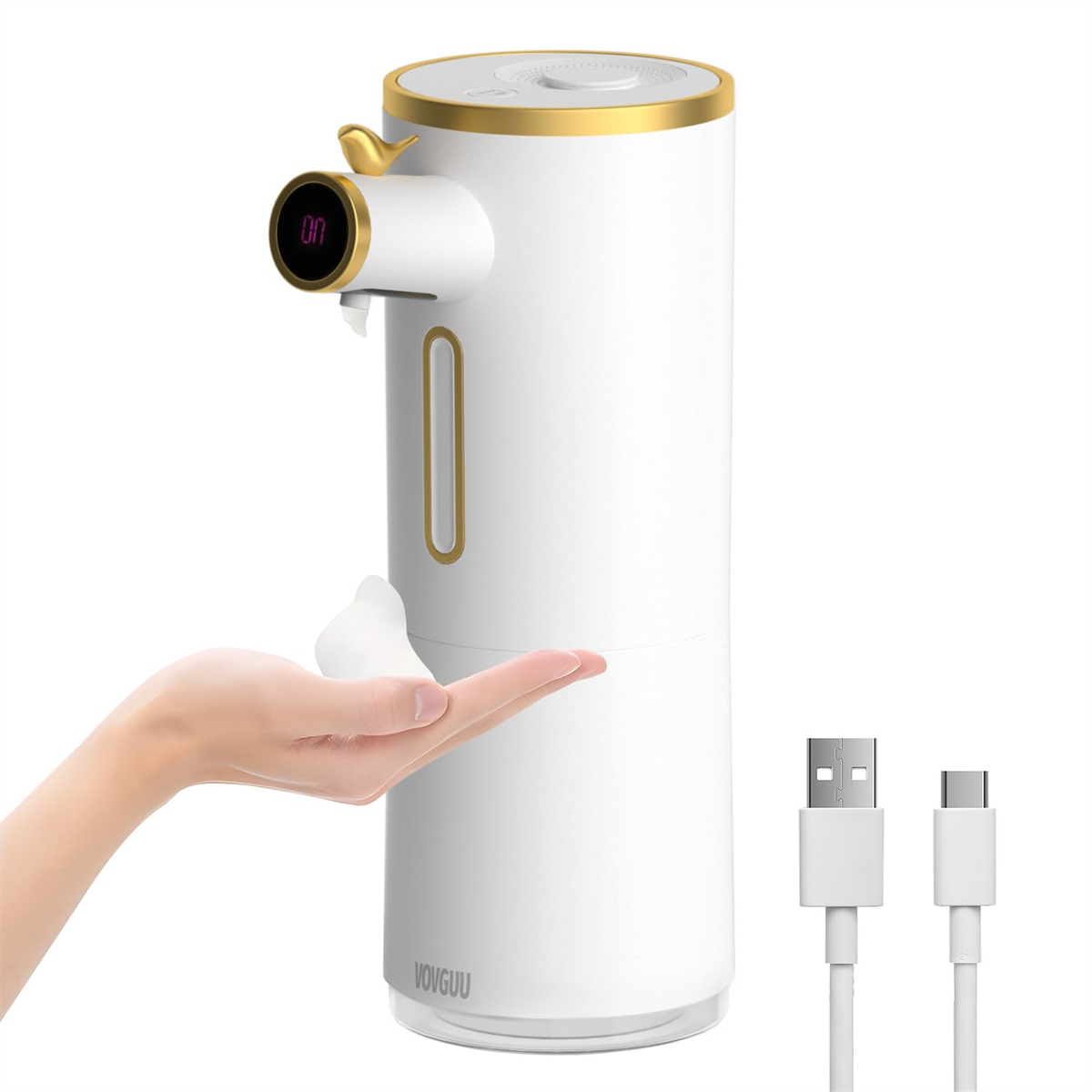 Weißer und goldfarbener automatischer Seifenspender. Eine Hand greift nach Schaum.  USB-Kabel rechts.