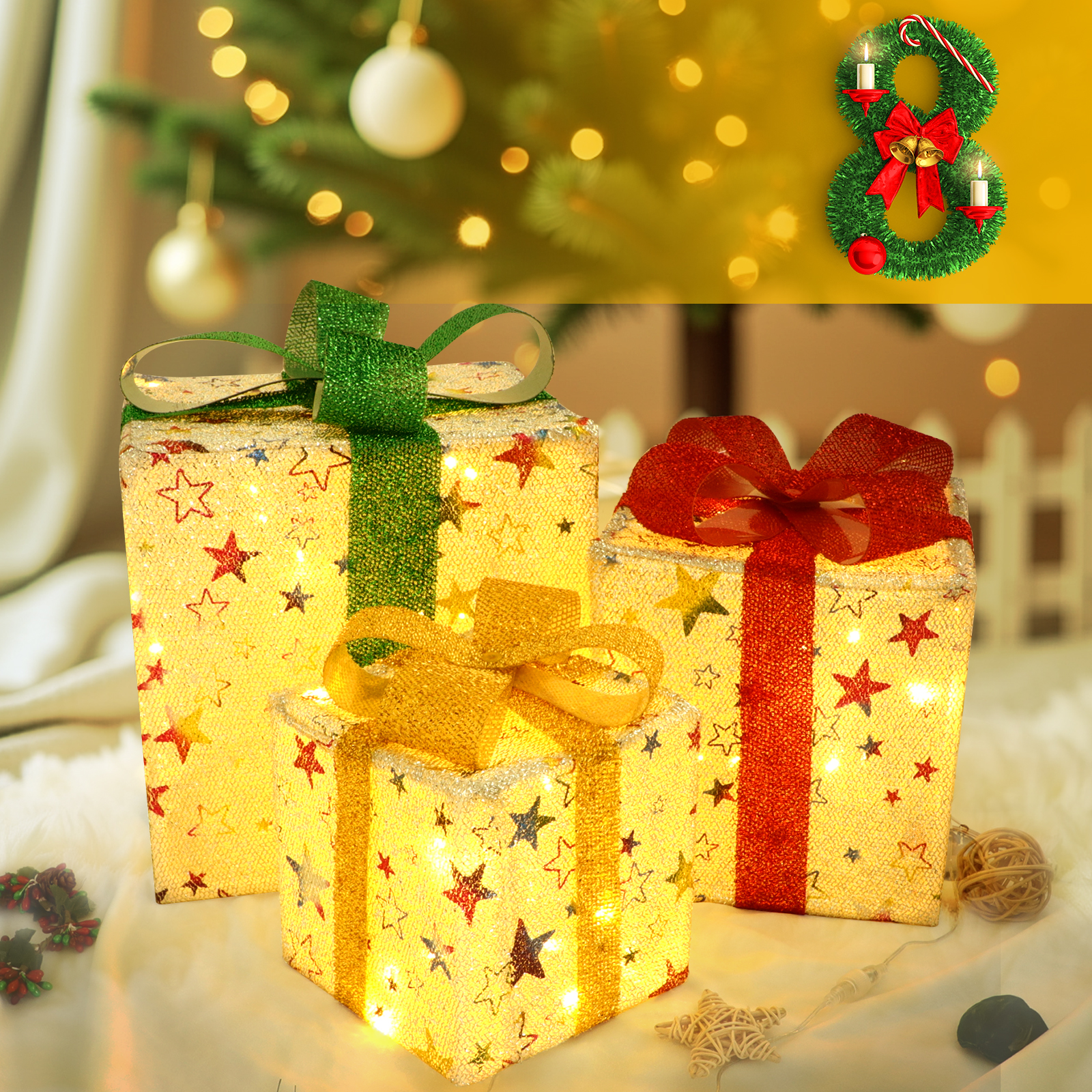 Podświetlane prezenty świąteczne z gwiazdami i kokardami, plus wieniec ze świecami po prawej, z choinką.