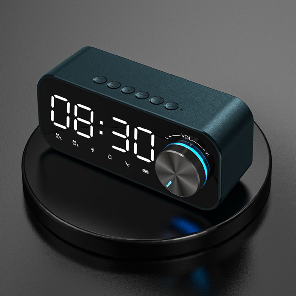Digitaluhr mit 08:30, Knöpfen und Lautstärkeregler. Schwarze Basis, blaues Licht.
