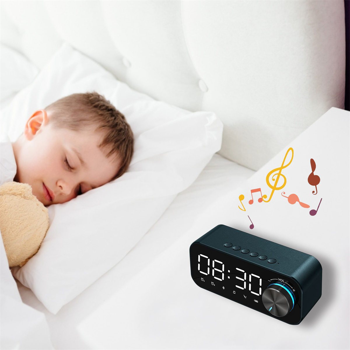 Schlafendes Kind, Teddybär und Digitalradio auf Nachttisch mit Noten.
