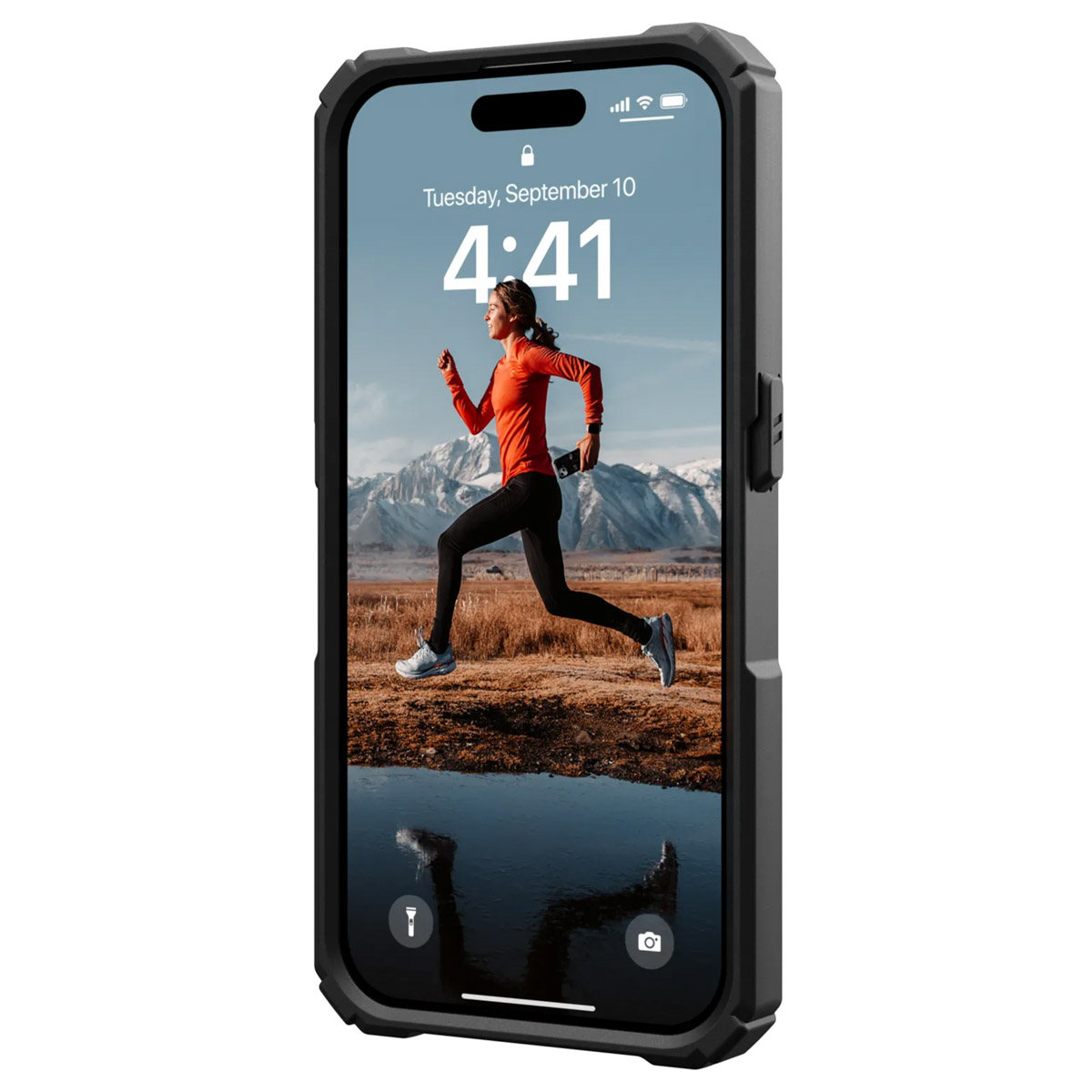 Telefon in einer Hülle mit einer Frau, die im Hintergrund läuft. Berge und Wasser sind sichtbar.