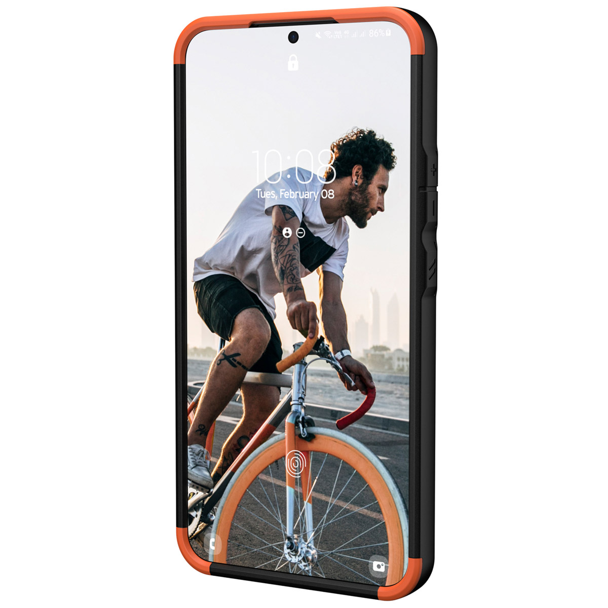 Telefon im Case mit Radfahrerfoto. Orange und schwarze Akzente. Anzeige zeigt Zeit und Akku.