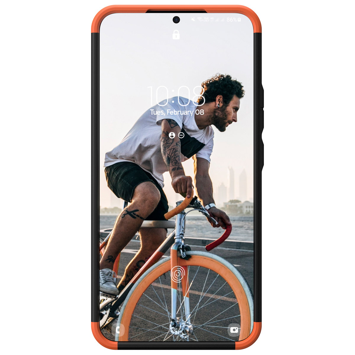 Smartphone mit einem Mann auf dem Bildschirm, der Fahrrad fährt. Das Telefon hat ein schwarz-oranges Gehäuse.