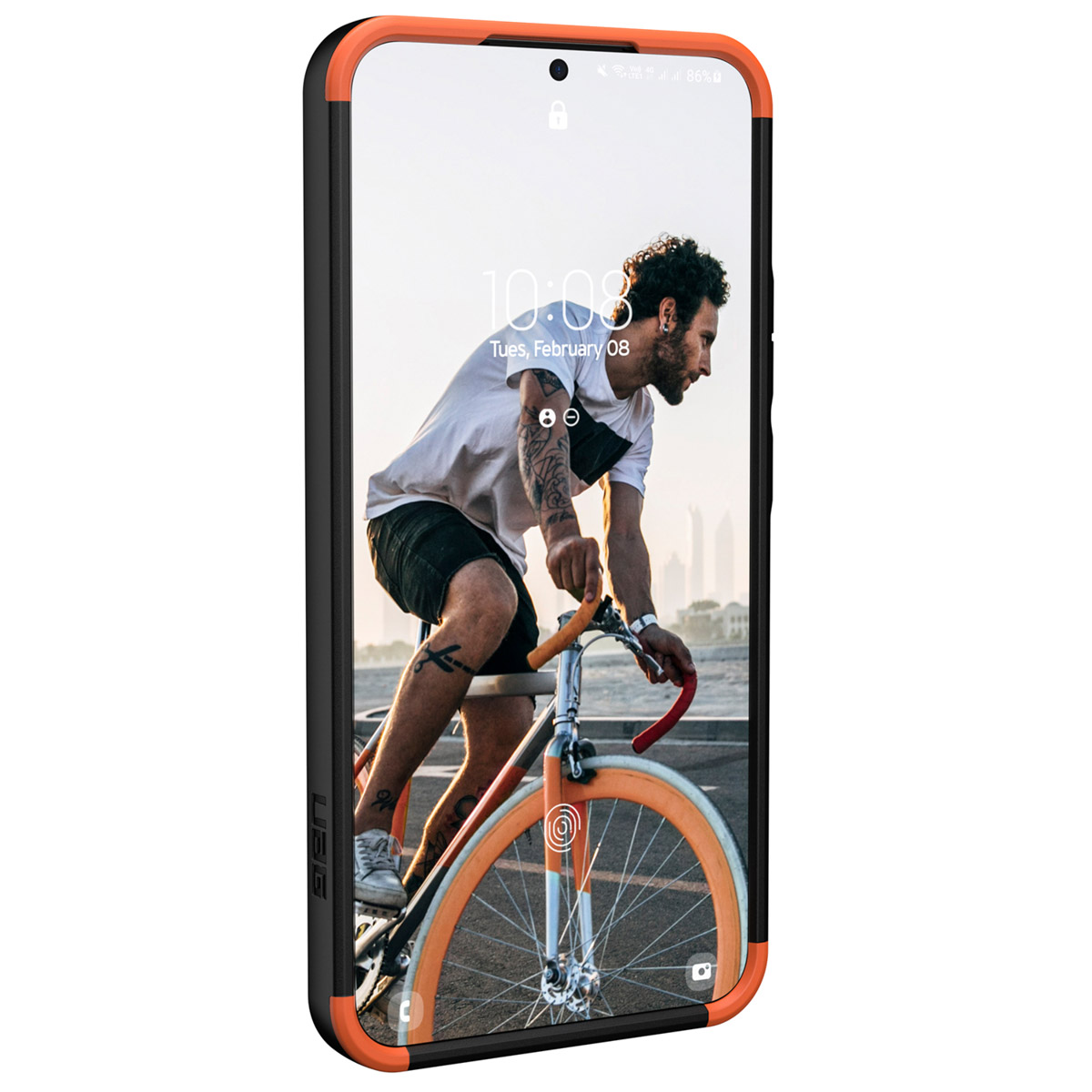 Telefon in orange-schwarzer Hülle, Person fährt Fahrrad.