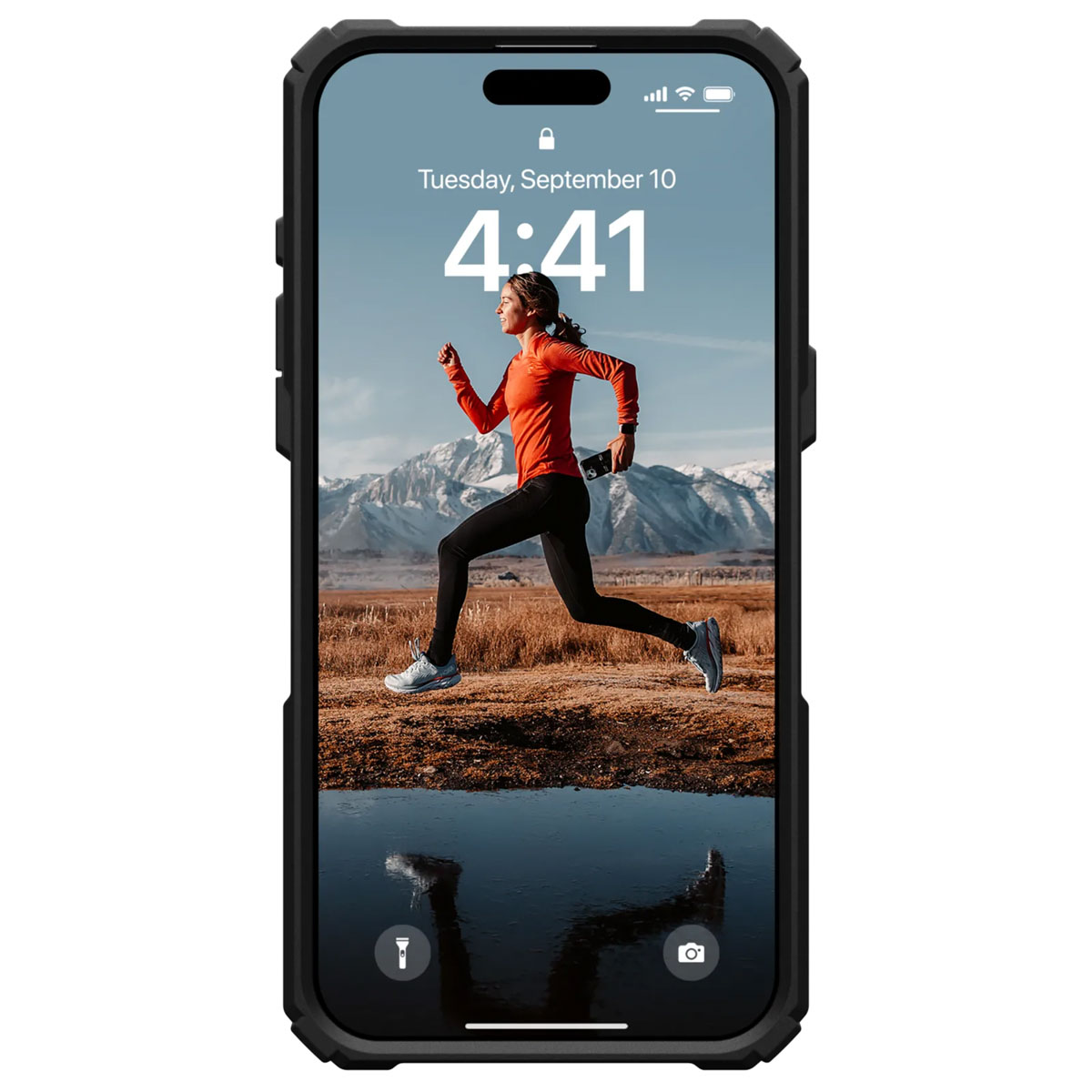 Teléfono en funda negra, con una mujer corriendo en la pantalla, montañas de fondo.