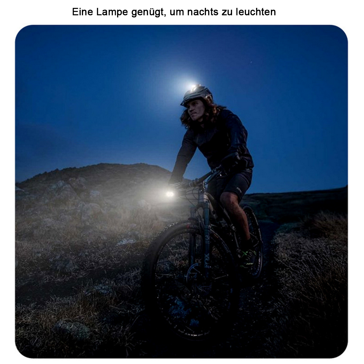 Eine Person fährt nachts mit dem Fahrrad. Sie tragen einen Helm mit Licht. Der Hintergrund ist dunkel.