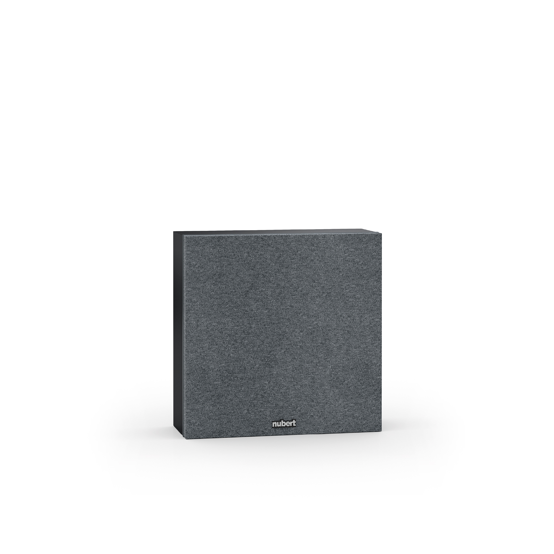Ein grauer quadratischer Subwoofer-Lautsprecher auf weißem Hintergrund. Das Wort "nubert" ist auf der unteren Vorderseite gedruckt.
