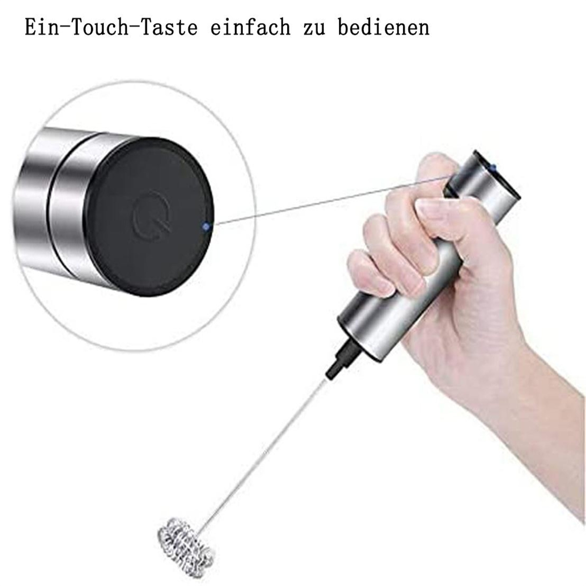 Die Hand einer Person, die einen silbernen Milchaufschäumer hält.