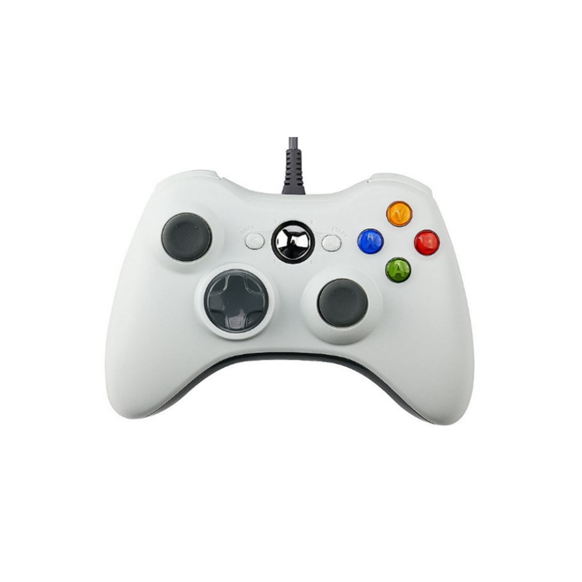 Weißer Xbox 360 Controller mit farbigen Knöpfen und einem Kabel. Weißer Hintergrund.