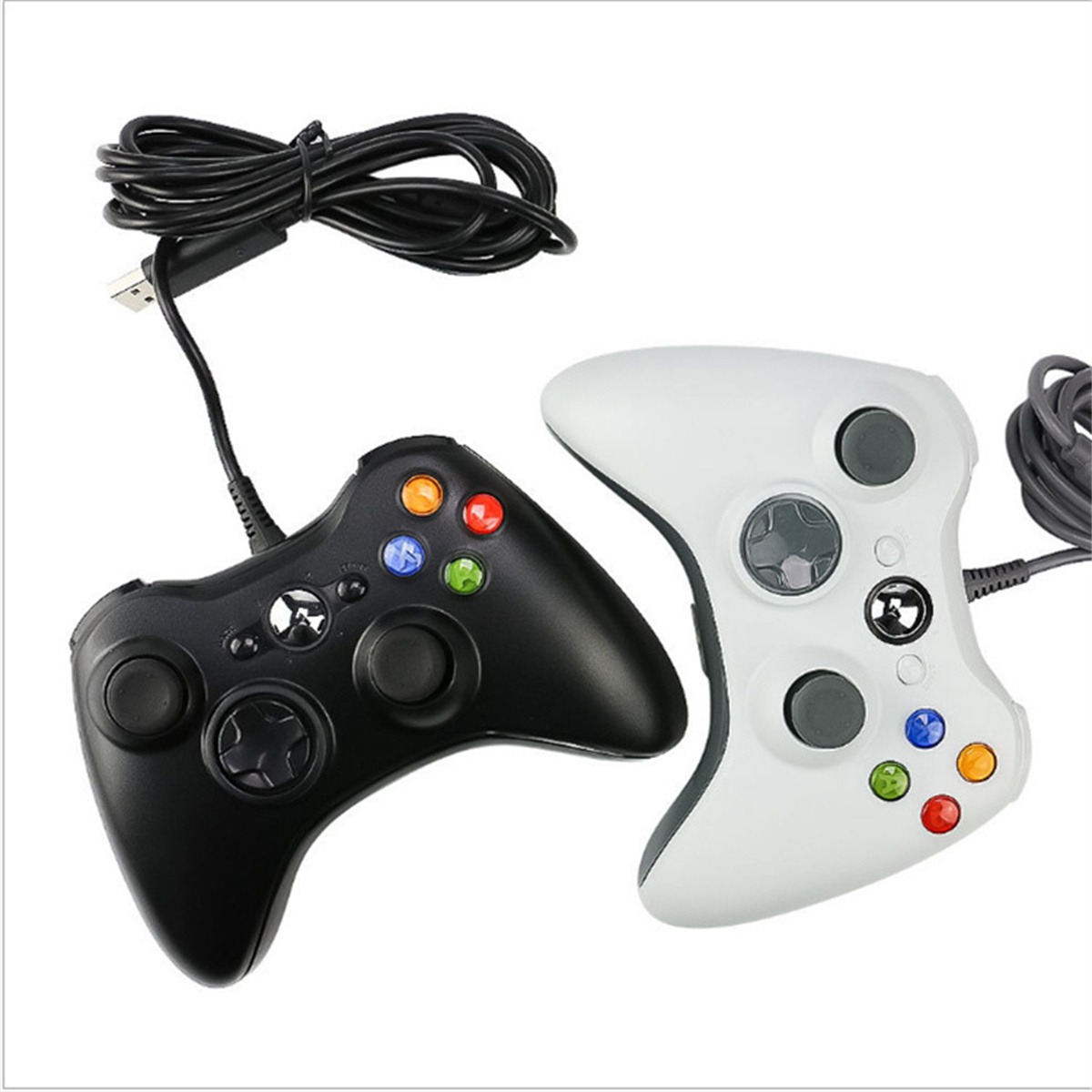 Zwei Gamecontroller: einer schwarz und einer weiß. Jeweils mit Knöpfen und einem Kabelanschluss.
