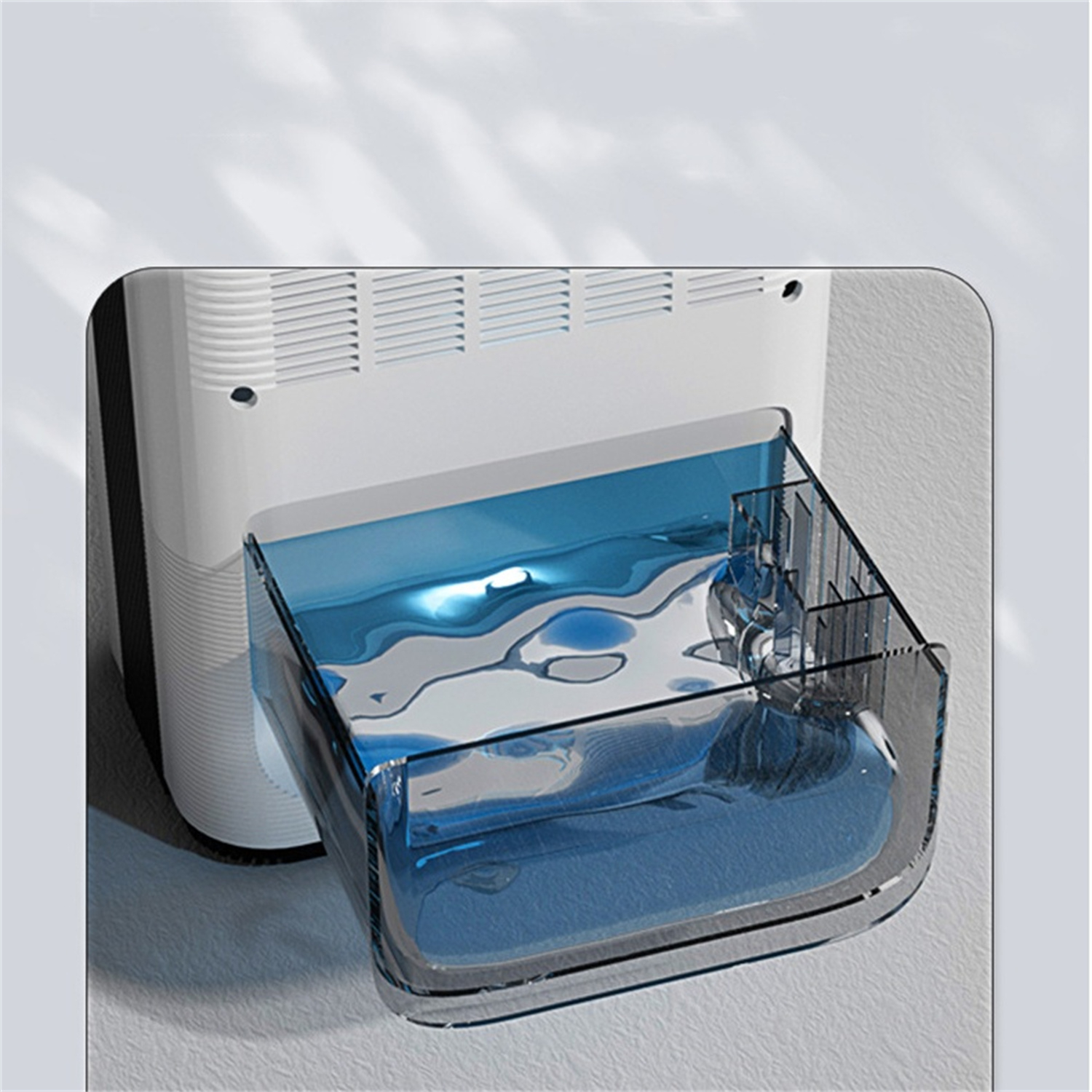 Ein weißer Luftbefeuchter mit einem transparenten Wassertank. Der Tank ist mit blauem Wasser gefüllt, und Licht scheint hindurch.