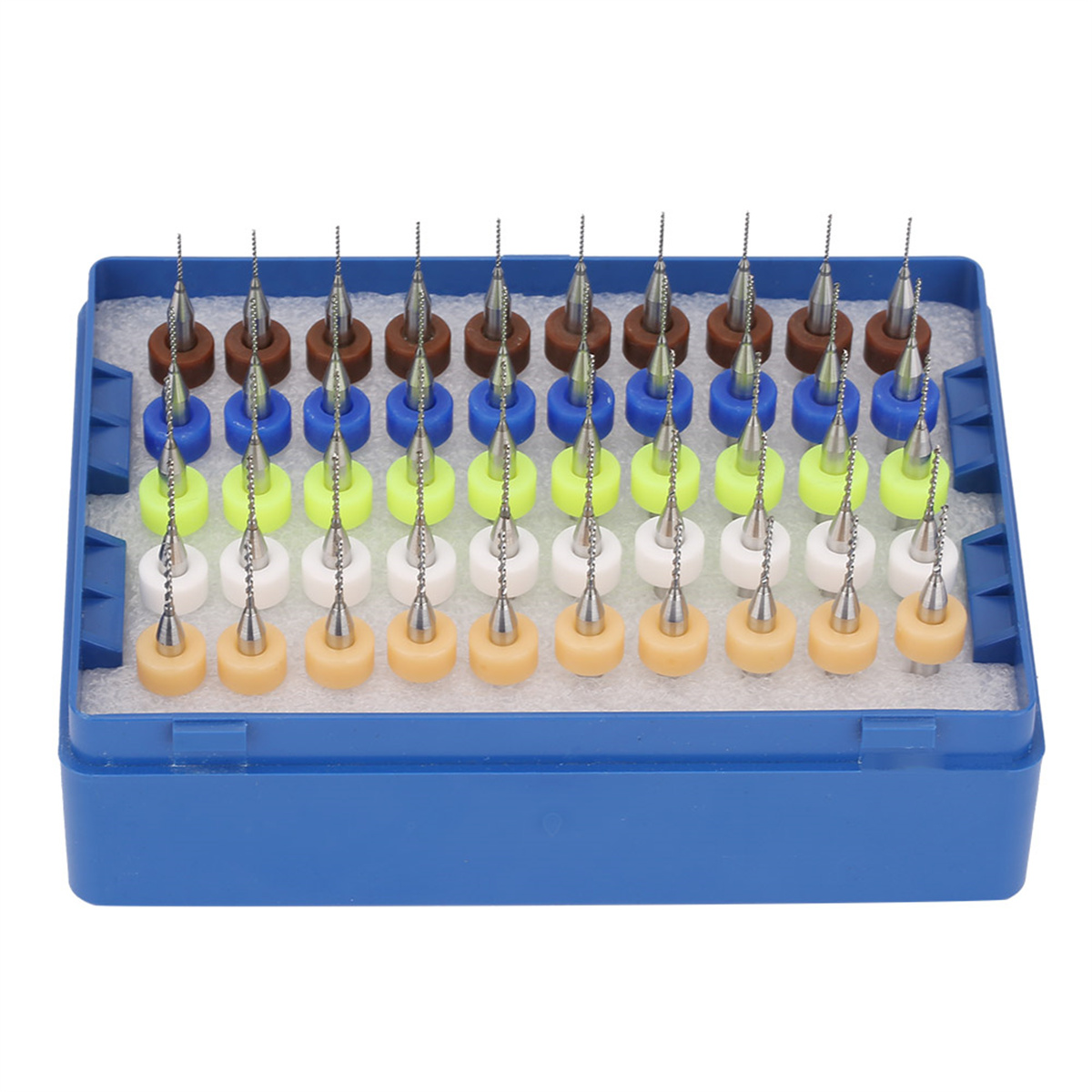 Nahaufnahme von Bohreinsätzen in einem blauen Tablett. Bits sind braun, blau, weiß und gelb.