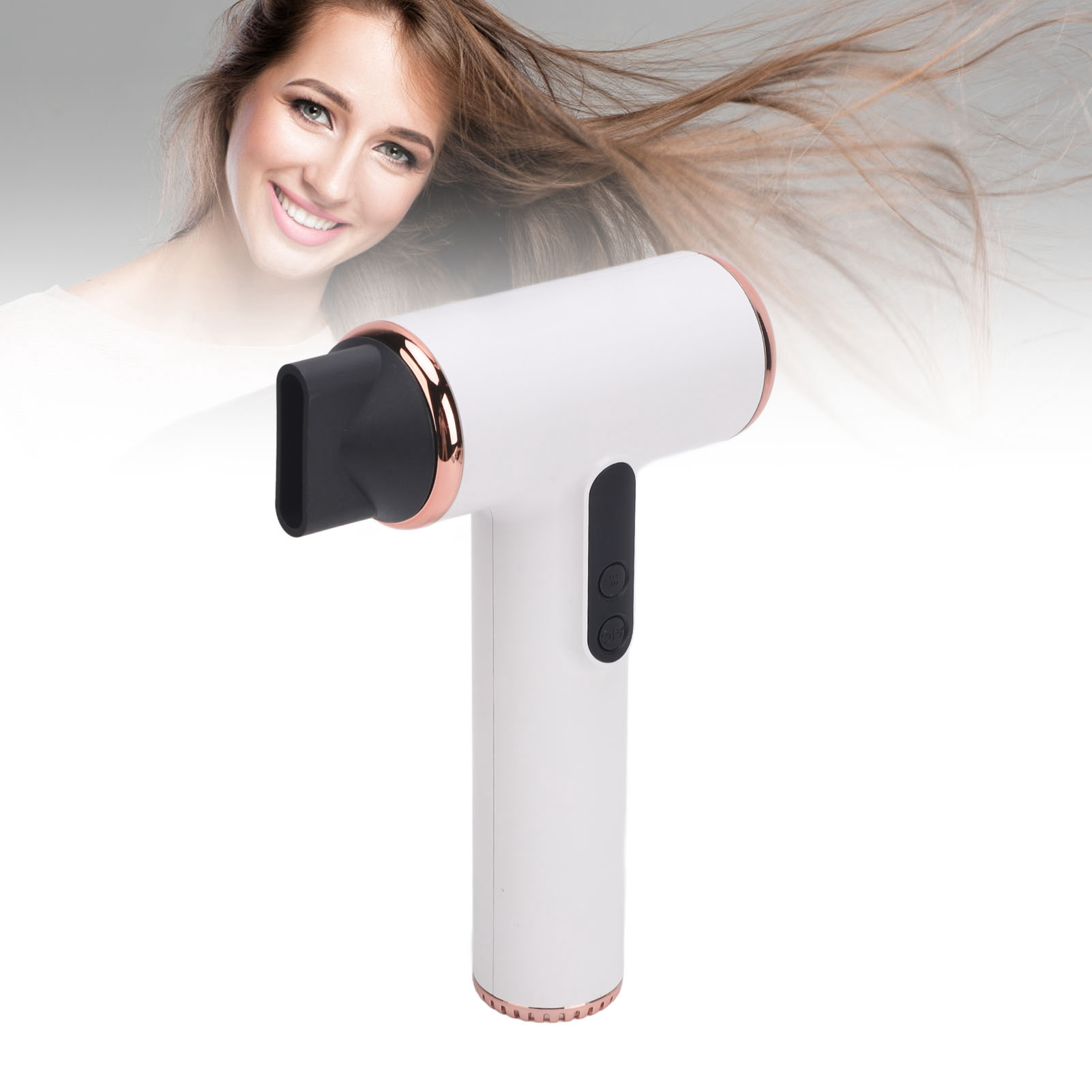Eine Frau mit langen Haaren, die einen weißen und roségoldenen Haartrockner benutzt. Der Hintergrund ist unscharf.