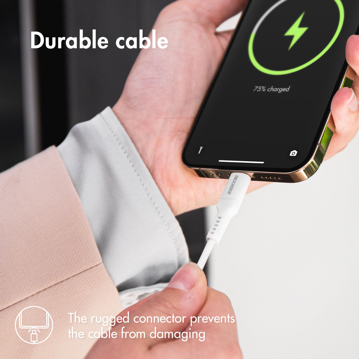 Câble de chargement blanc branché sur un téléphone. Montre le téléphone en charge à 75 %.