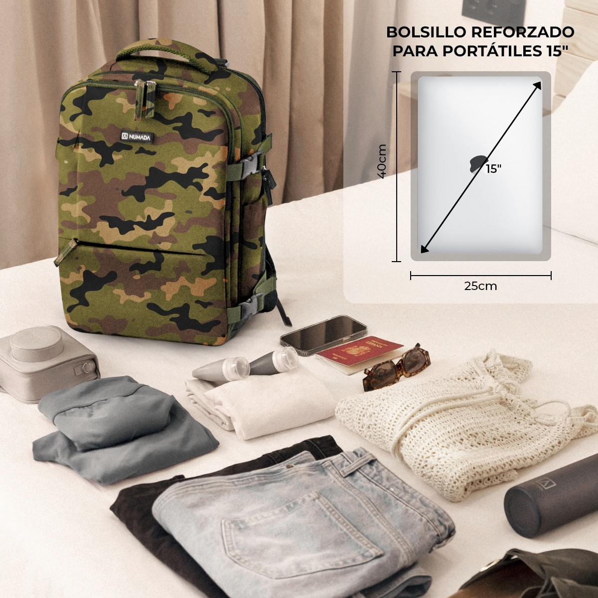 Una mochila de camuflaje, una computadora portátil, ropa y accesorios están en una cama.