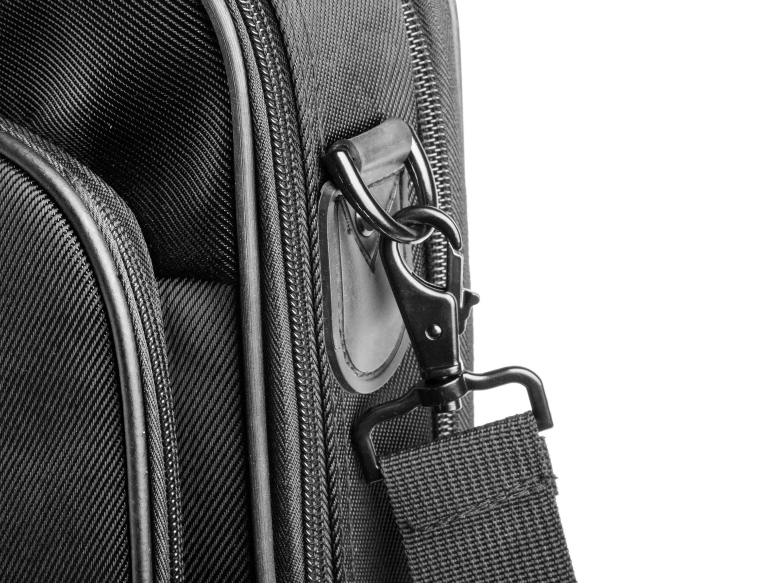 Primo piano di una borsa nera con chiusura in metallo e cinturino.