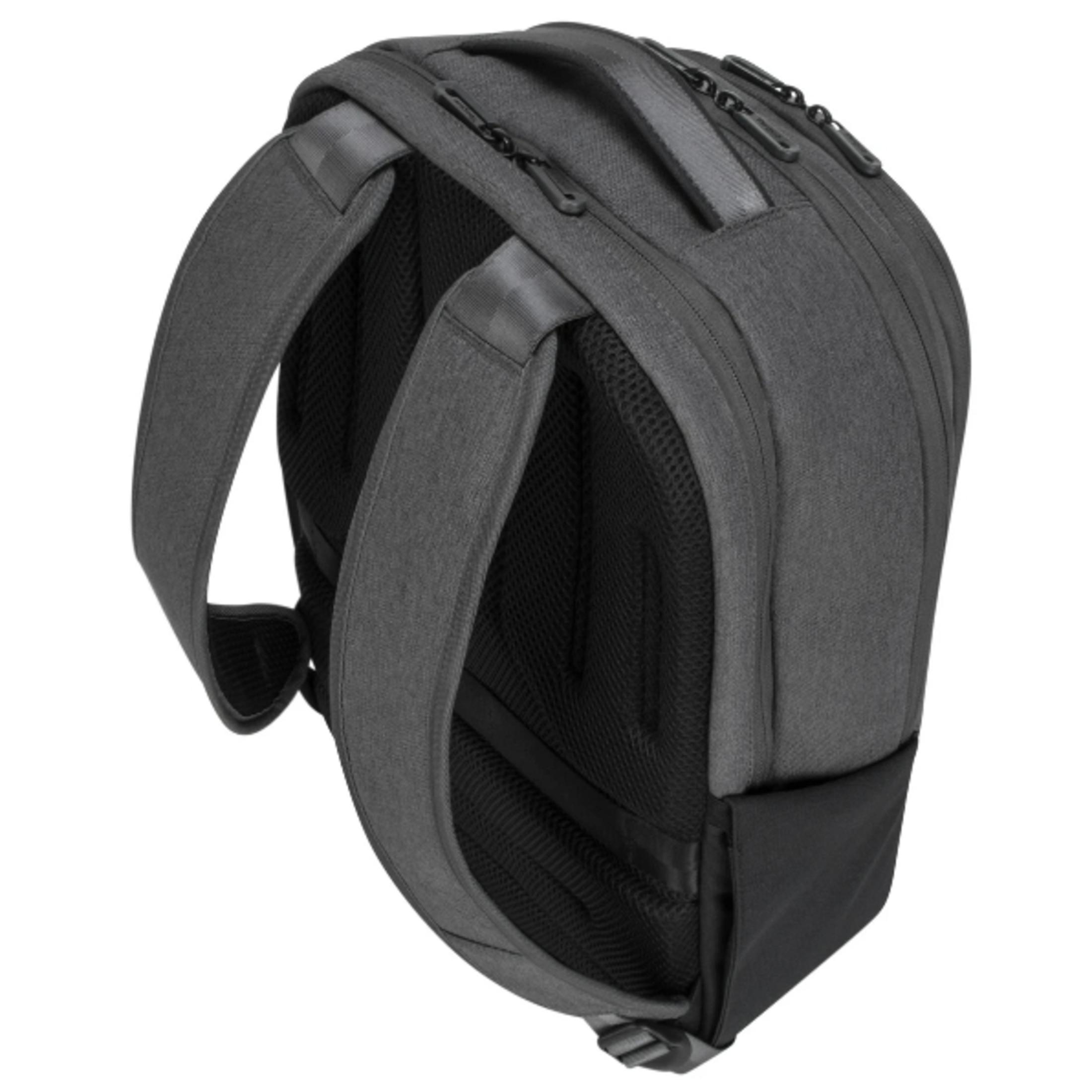 Mochila gris con correas ajustables y cierres de cremallera.