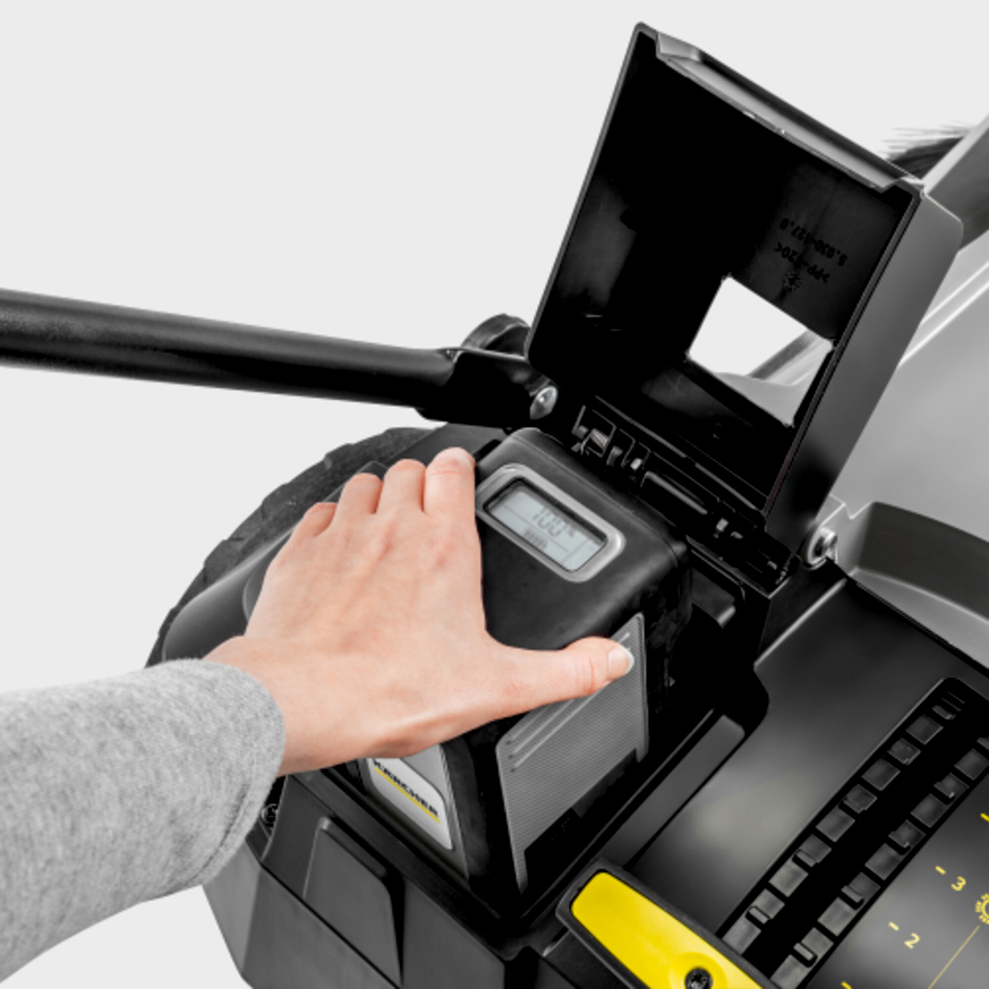 Die Hand einer Person berührt das Display einer Kärcher-Reinigungsmaschine.