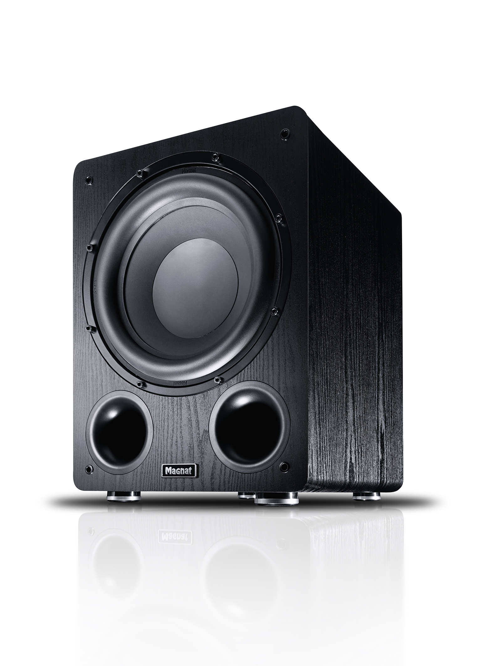 Ein schwarzer Subwoofer mit großem Lautsprecher und zwei kleineren Anschlüssen, weißer Hintergrund.