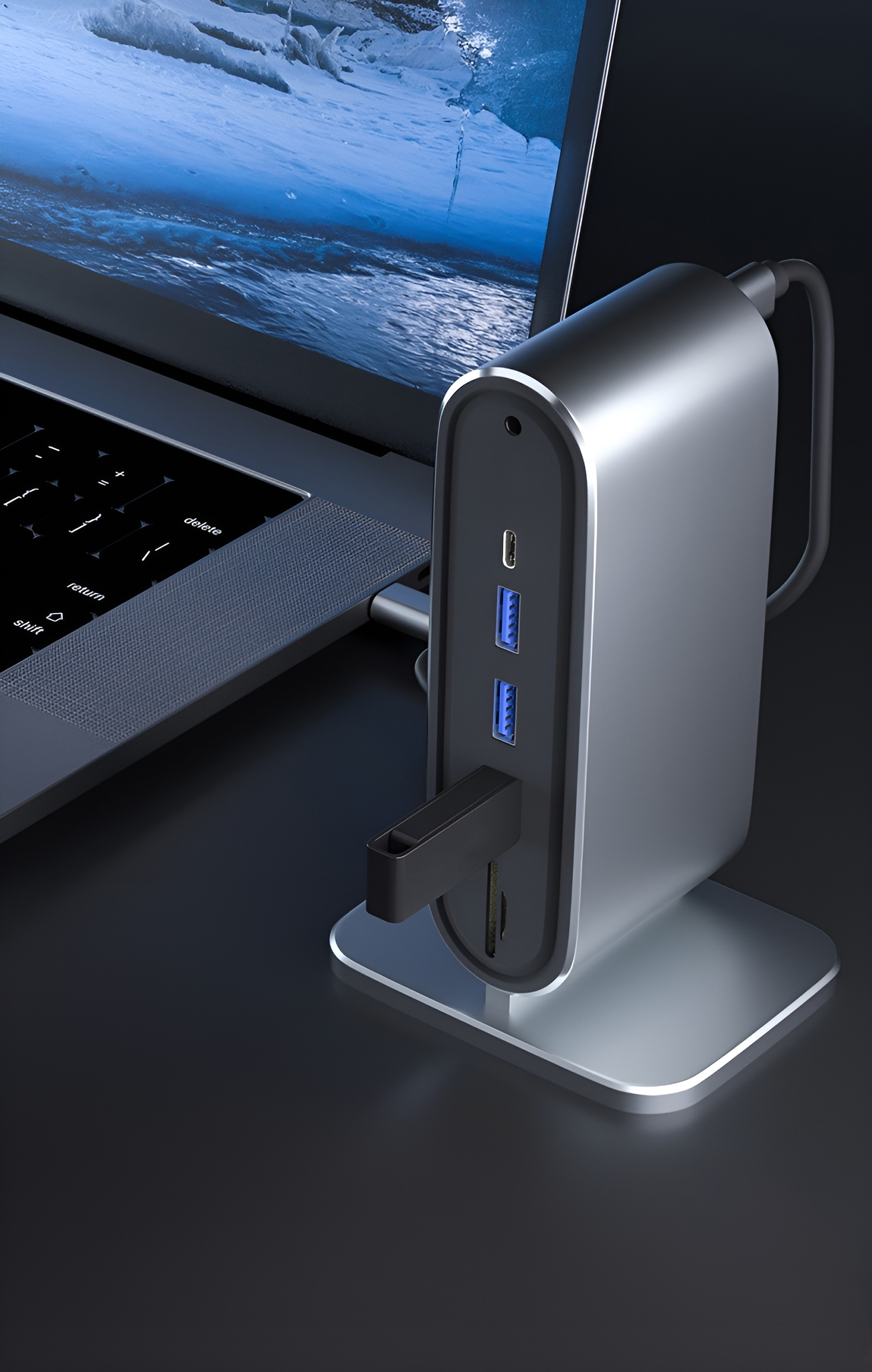 Silberner USB-C-Hub mit USB-Anschlüssen, SD-Kartensteckplatz und angeschlossenem Laptop.