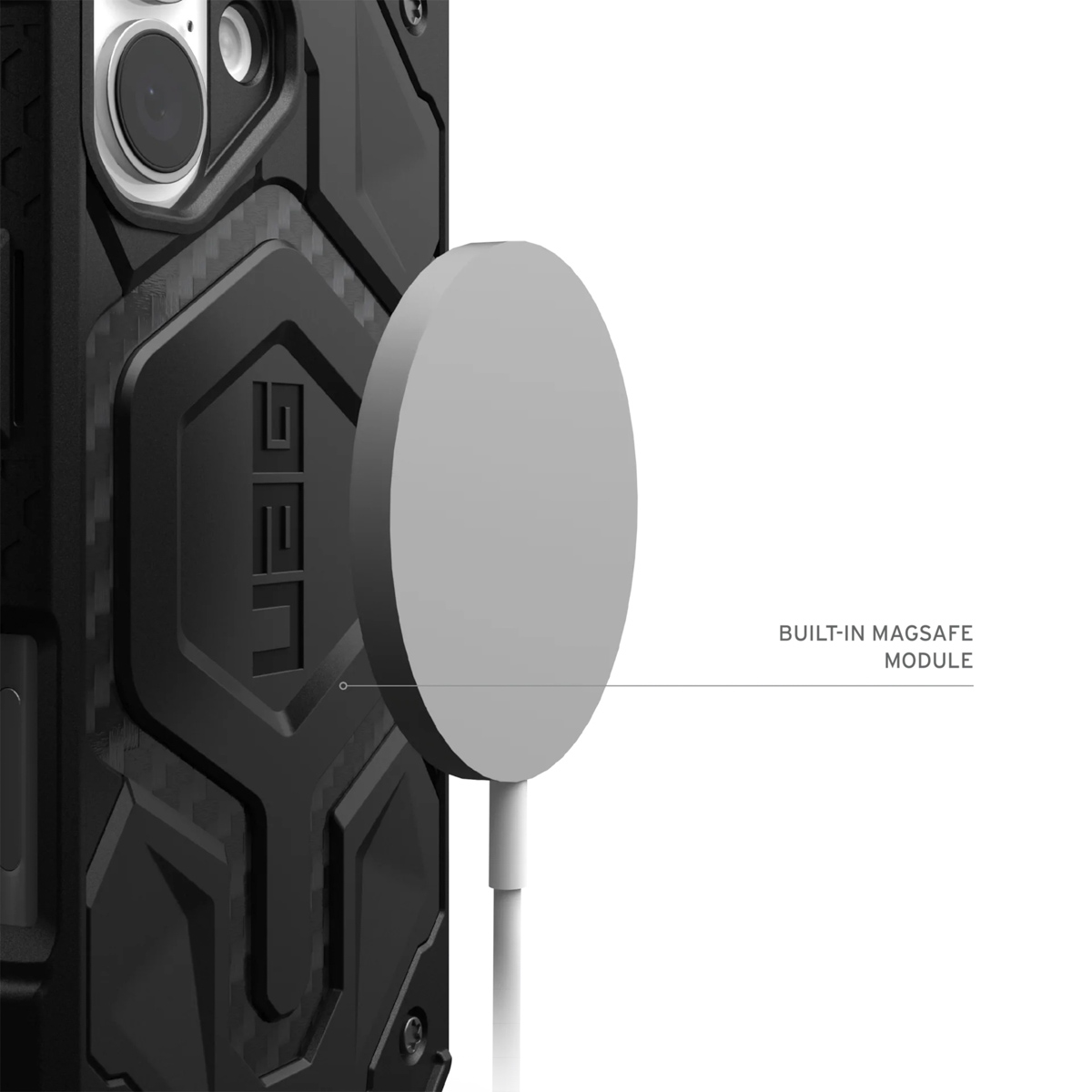 Eine schwarze Handyhülle mit angebrachtem MagSafe-Modul. Ein weißes Ladekabel ist eingesteckt.