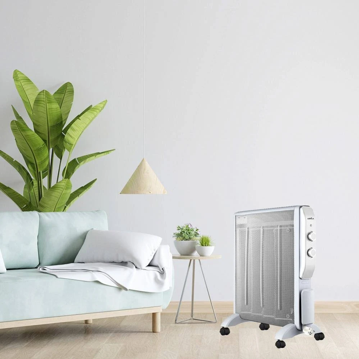 Stanza con pareti bianche, divano azzurro e riscaldatore bianco su ruote. Una lampada a sospensione in legno.